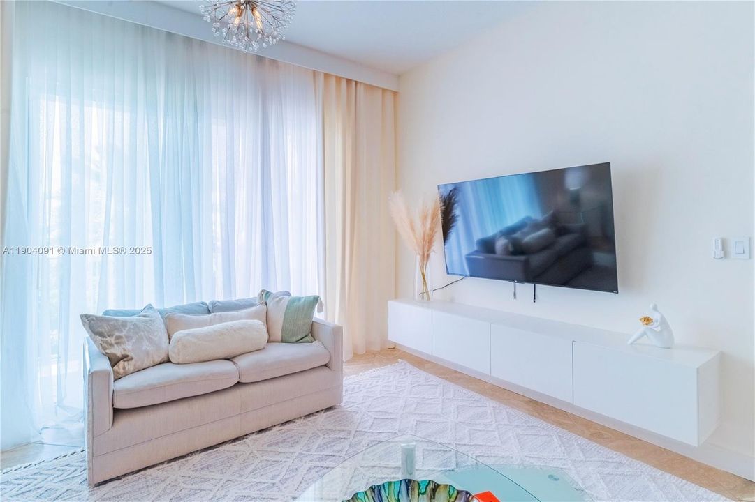 For Sale: $325,000 (2 beds, 2 baths, 1265 Square Feet)