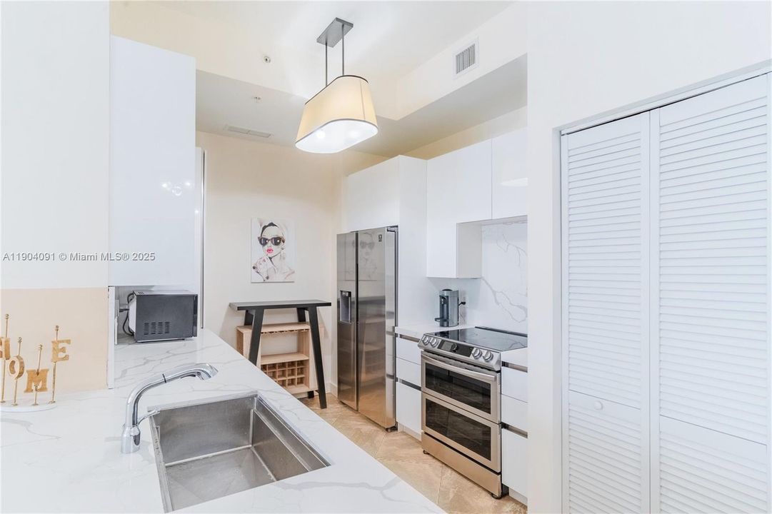 For Sale: $325,000 (2 beds, 2 baths, 1265 Square Feet)
