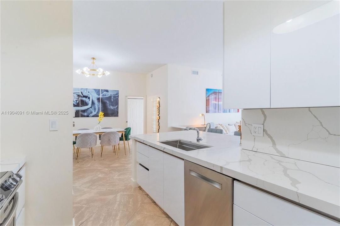 For Sale: $325,000 (2 beds, 2 baths, 1265 Square Feet)