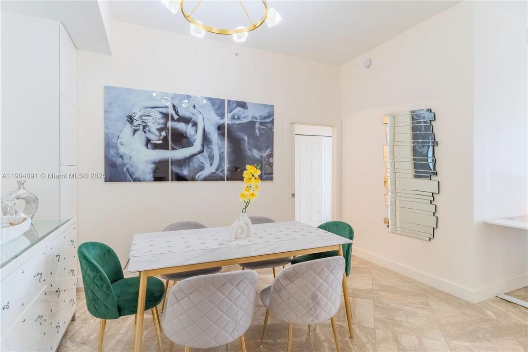 For Sale: $325,000 (2 beds, 2 baths, 1265 Square Feet)