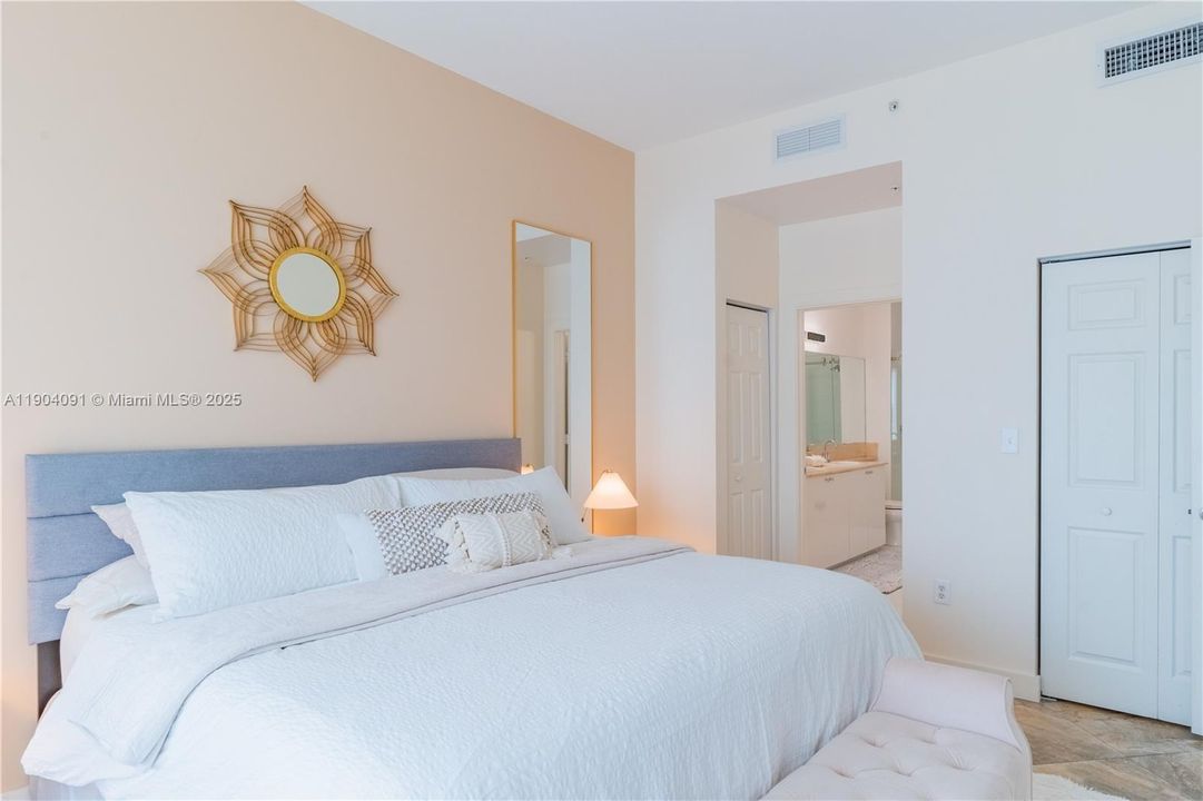 For Sale: $325,000 (2 beds, 2 baths, 1265 Square Feet)