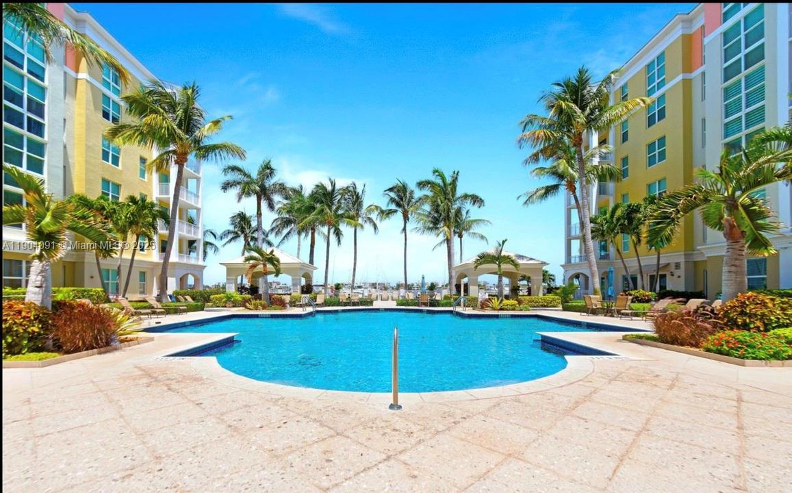 For Sale: $325,000 (2 beds, 2 baths, 1265 Square Feet)