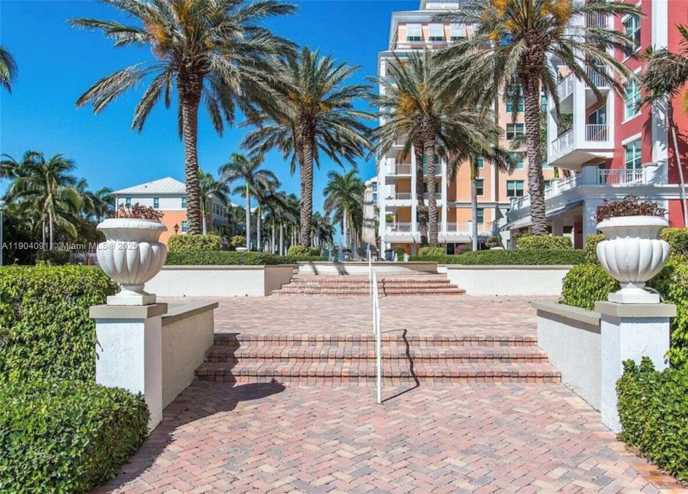 For Sale: $325,000 (2 beds, 2 baths, 1265 Square Feet)