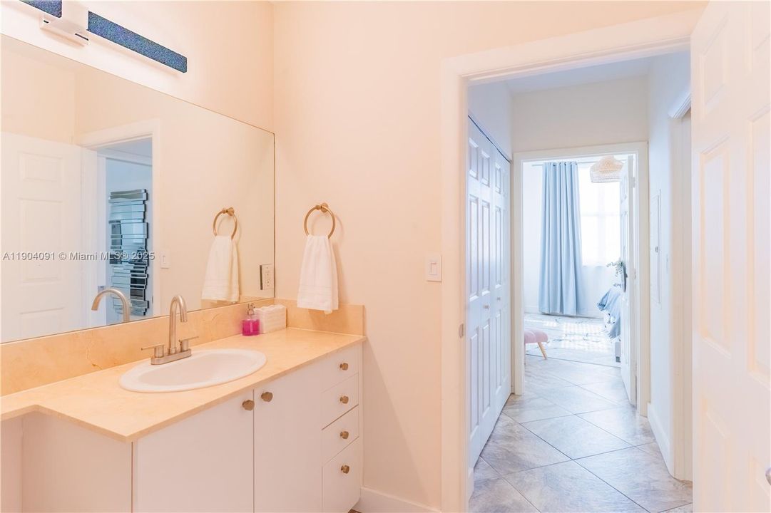 For Sale: $325,000 (2 beds, 2 baths, 1265 Square Feet)