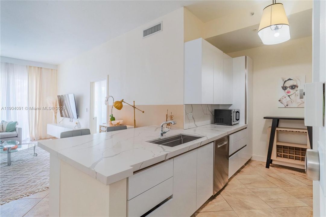 For Sale: $325,000 (2 beds, 2 baths, 1265 Square Feet)