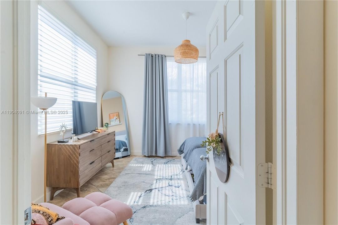 For Sale: $325,000 (2 beds, 2 baths, 1265 Square Feet)