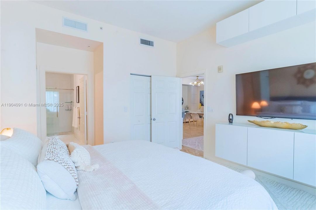 For Sale: $325,000 (2 beds, 2 baths, 1265 Square Feet)