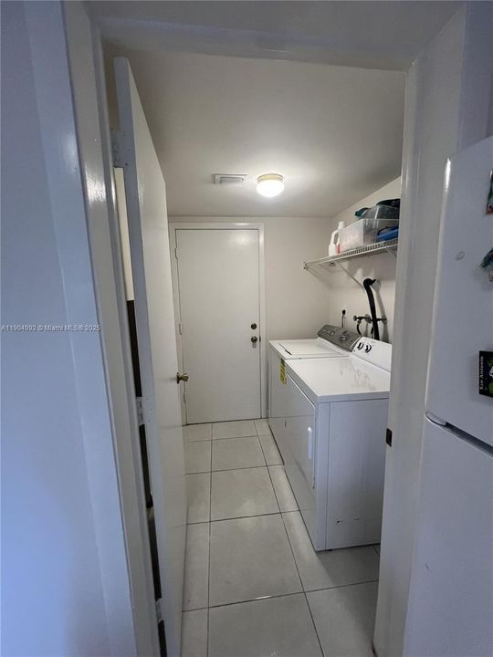 Active With Contract: $468,000 (3 beds, 2 baths, 1715 Square Feet)