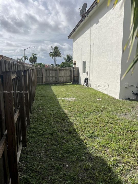 Active With Contract: $468,000 (3 beds, 2 baths, 1715 Square Feet)