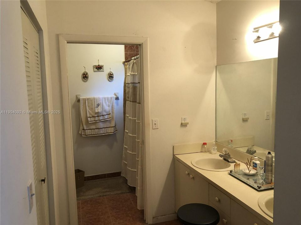 Active With Contract: $468,000 (3 beds, 2 baths, 1715 Square Feet)