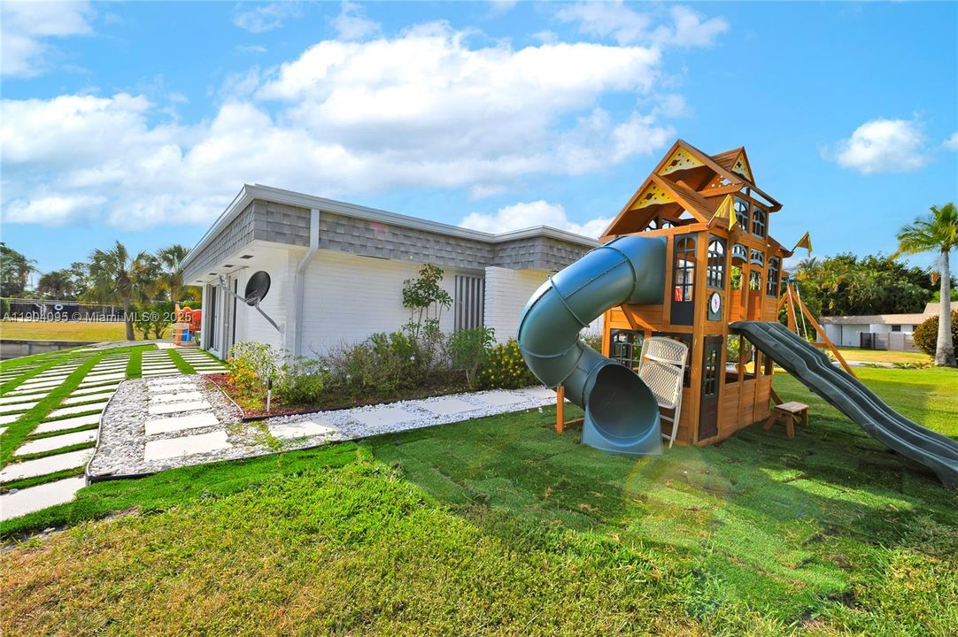 Active With Contract: $4,000 (4 beds, 3 baths, 2279 Square Feet)