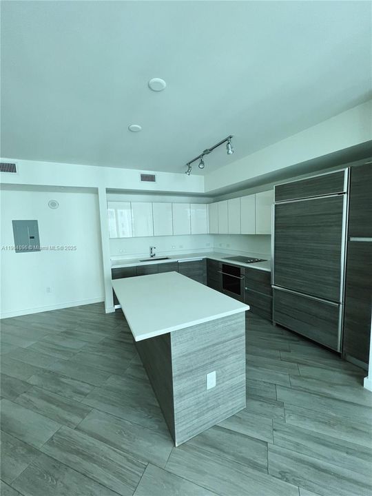 Recently Rented: $4,550 (2 beds, 2 baths, 1165 Square Feet)