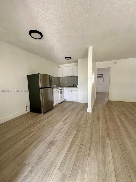 Active With Contract: $1,650 (1 beds, 1 baths, 0 Square Feet)