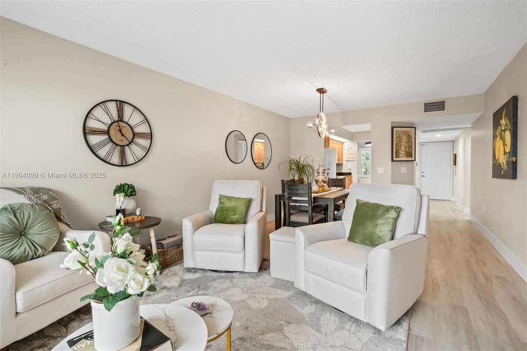 Active With Contract: $249,000 (2 beds, 2 baths, 1000 Square Feet)