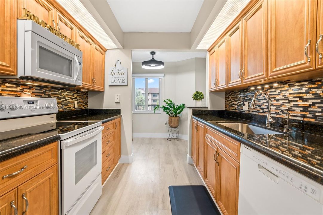 Active With Contract: $249,000 (2 beds, 2 baths, 1000 Square Feet)