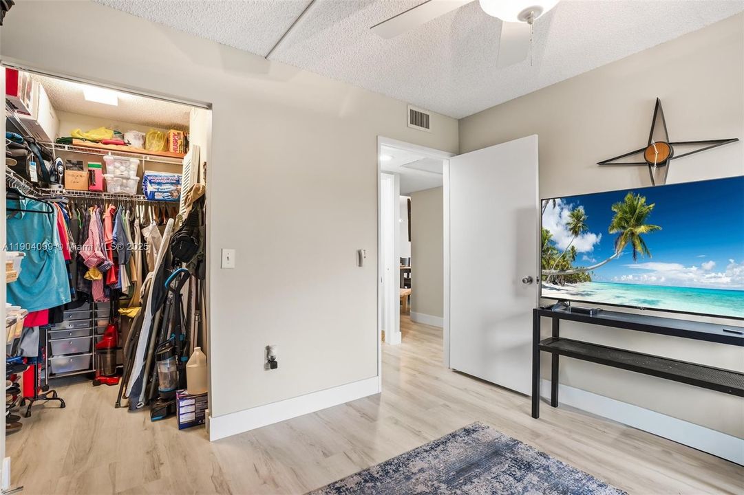 Active With Contract: $249,000 (2 beds, 2 baths, 1000 Square Feet)