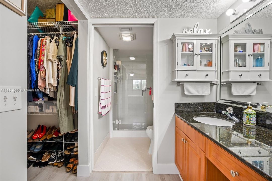 Active With Contract: $249,000 (2 beds, 2 baths, 1000 Square Feet)