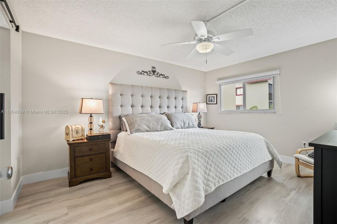 Active With Contract: $249,000 (2 beds, 2 baths, 1000 Square Feet)