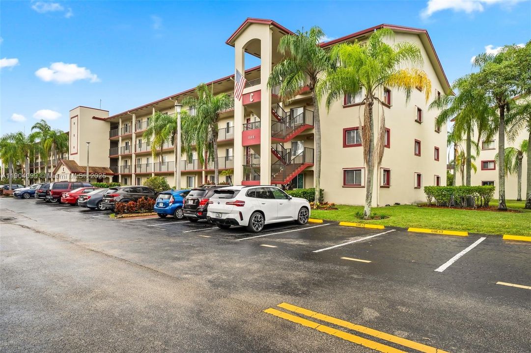 Active With Contract: $249,000 (2 beds, 2 baths, 1000 Square Feet)