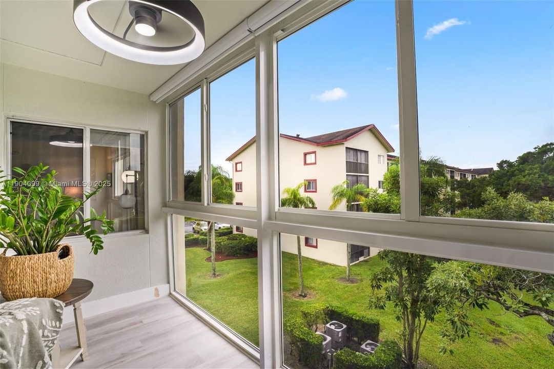 Active With Contract: $249,000 (2 beds, 2 baths, 1000 Square Feet)