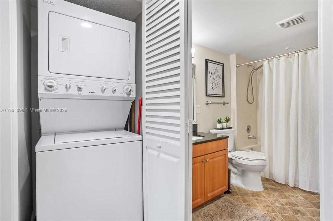 Active With Contract: $249,000 (2 beds, 2 baths, 1000 Square Feet)