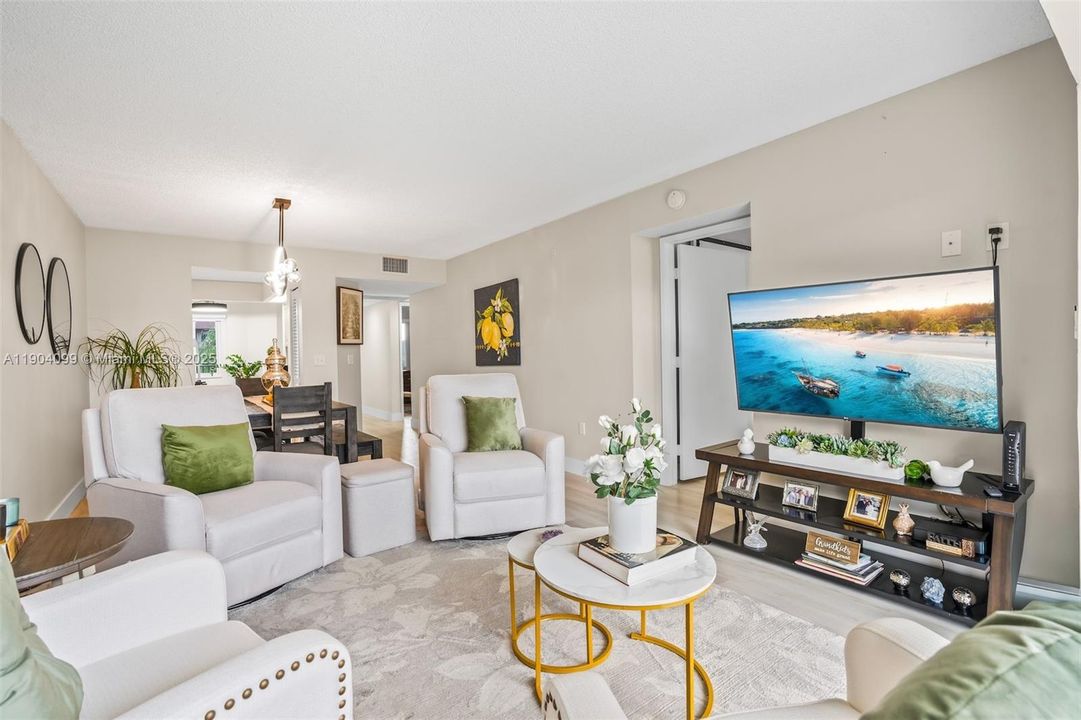 Active With Contract: $249,000 (2 beds, 2 baths, 1000 Square Feet)