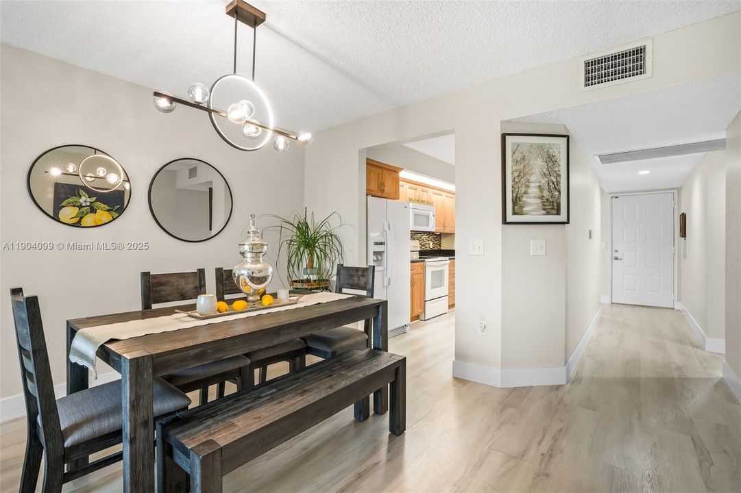 Active With Contract: $249,000 (2 beds, 2 baths, 1000 Square Feet)