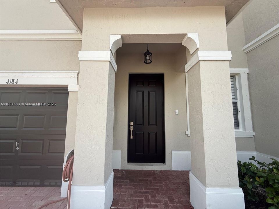 For Rent: $2,500 (4 beds, 2 baths, 1456 Square Feet)