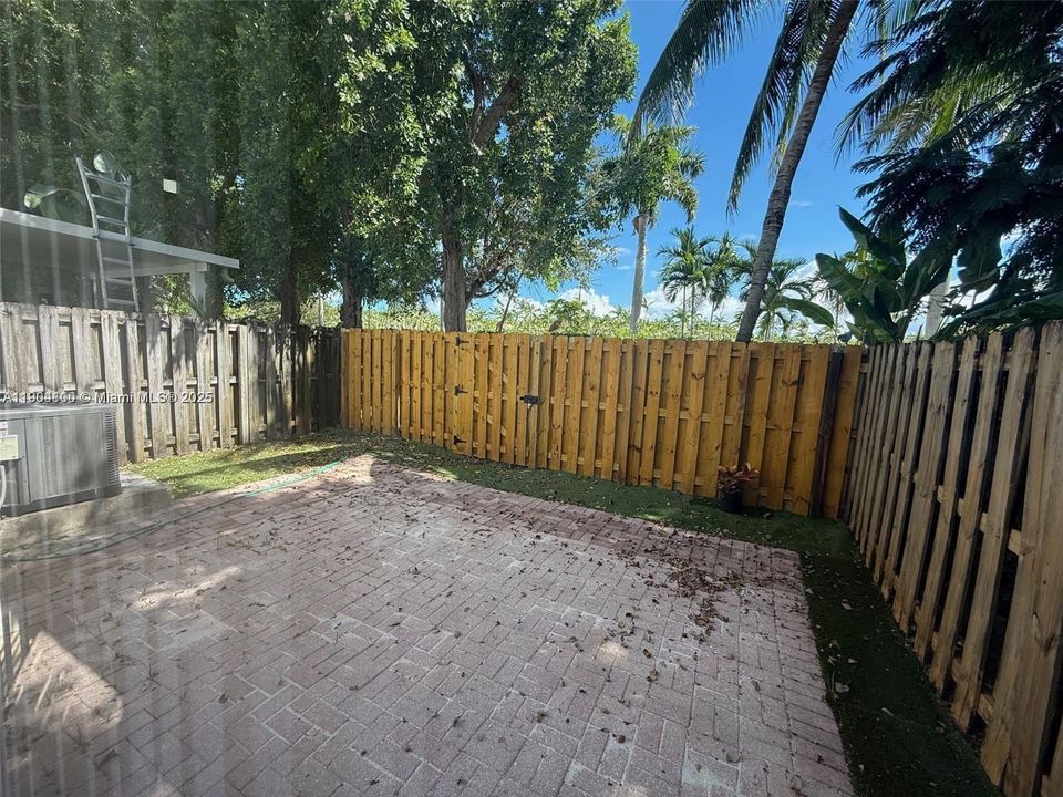 For Rent: $2,500 (4 beds, 2 baths, 1456 Square Feet)