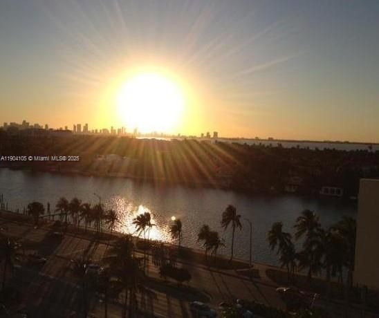 For Rent: $1,950 (1 beds, 1 baths, 810 Square Feet)