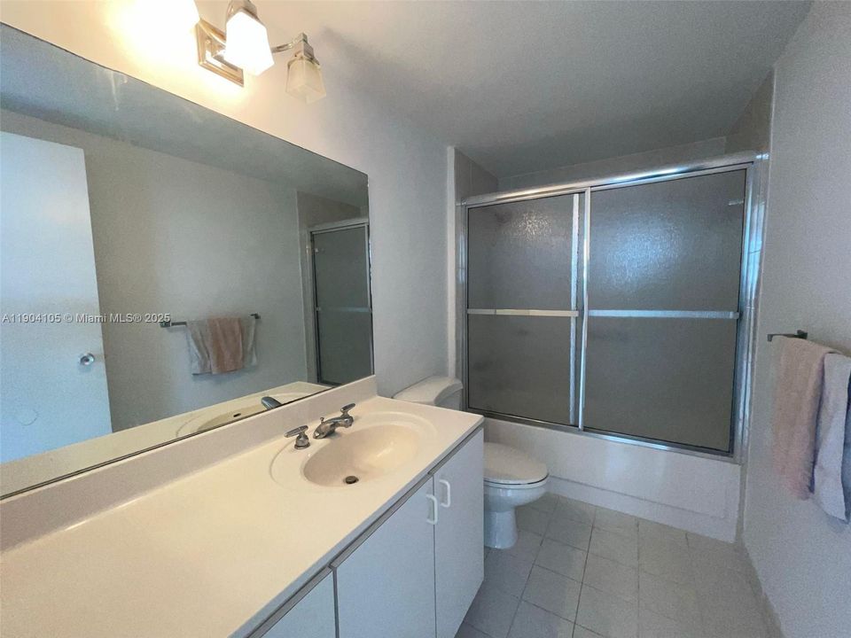 For Rent: $1,950 (1 beds, 1 baths, 810 Square Feet)