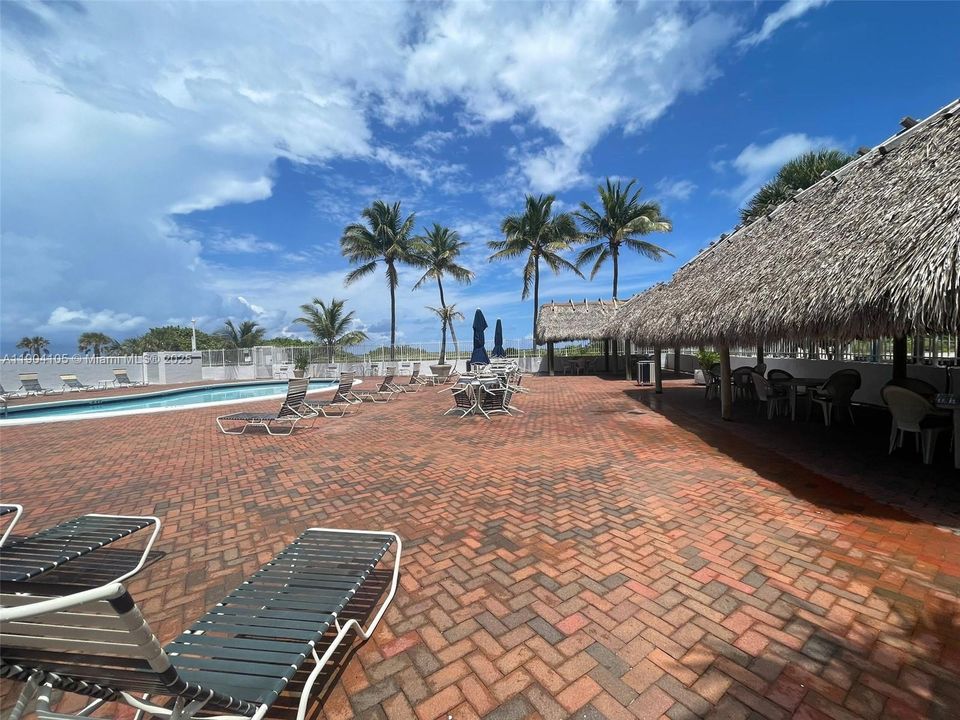 For Rent: $1,950 (1 beds, 1 baths, 810 Square Feet)