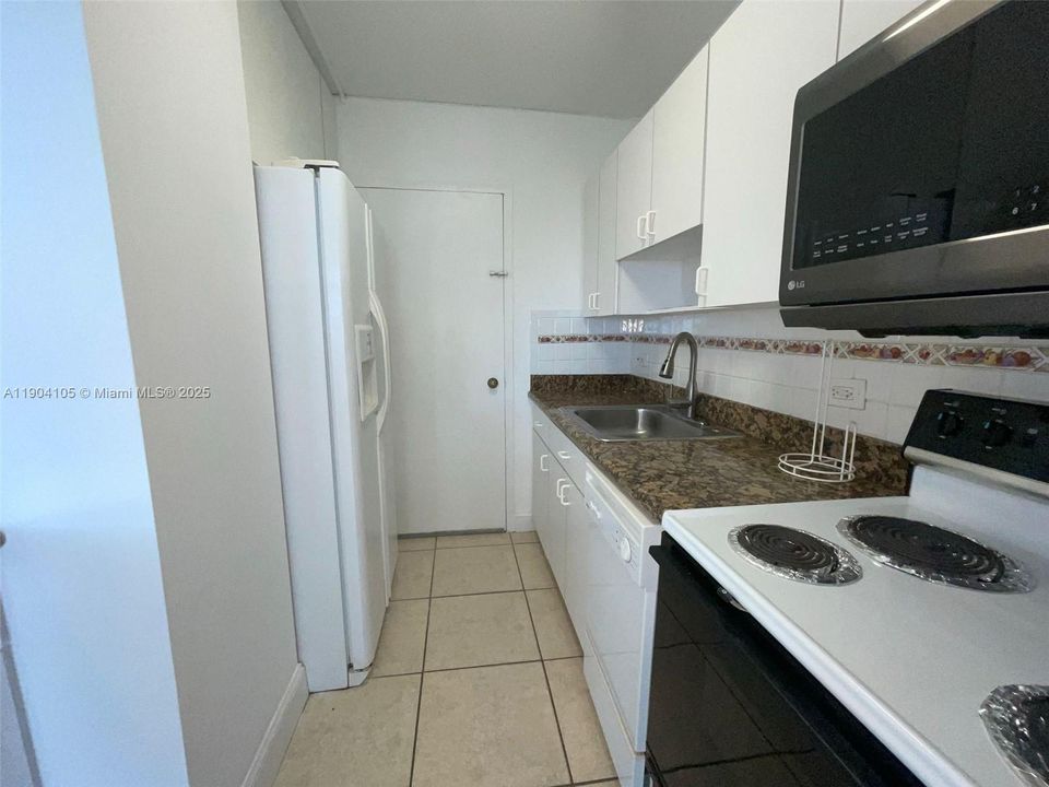 For Rent: $1,950 (1 beds, 1 baths, 810 Square Feet)