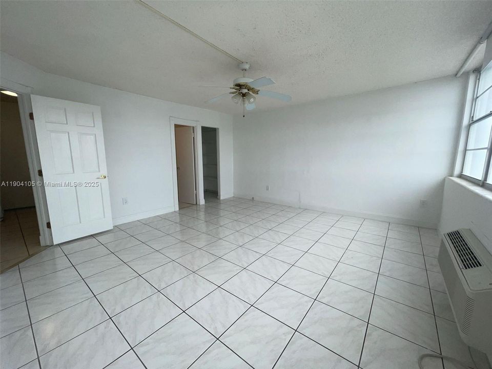 For Rent: $1,950 (1 beds, 1 baths, 810 Square Feet)