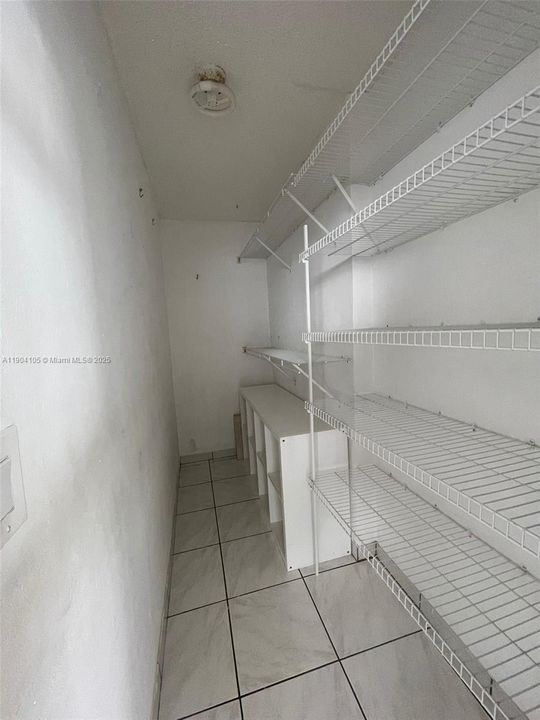 For Rent: $1,950 (1 beds, 1 baths, 810 Square Feet)