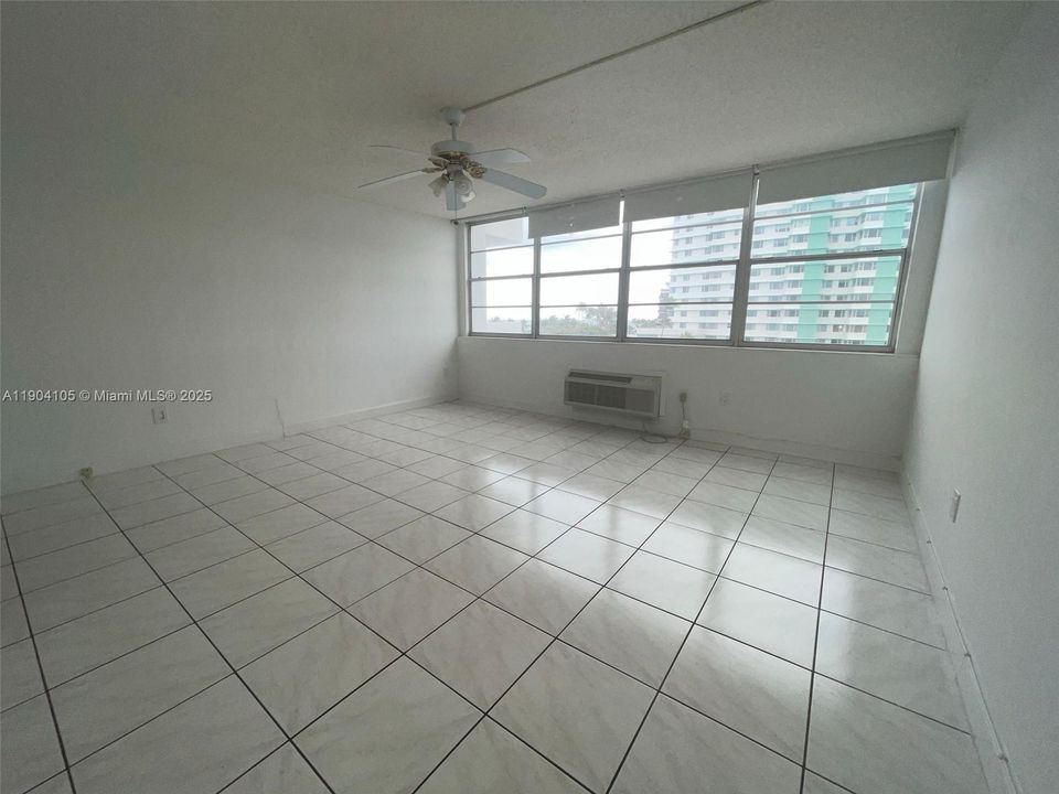 For Rent: $1,950 (1 beds, 1 baths, 810 Square Feet)