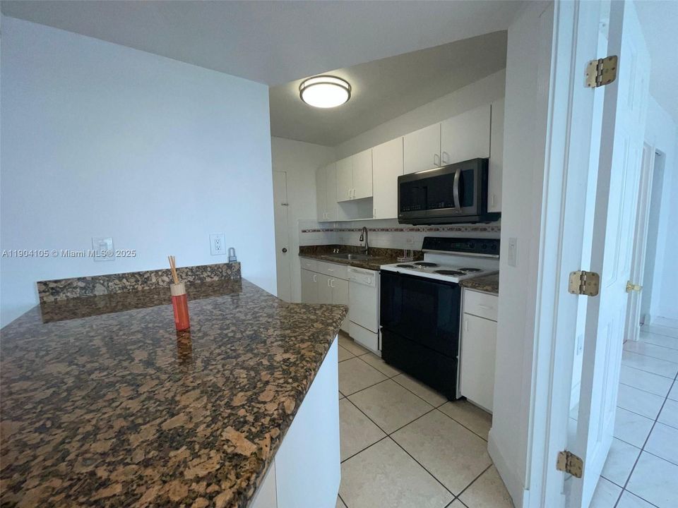 For Rent: $1,950 (1 beds, 1 baths, 810 Square Feet)