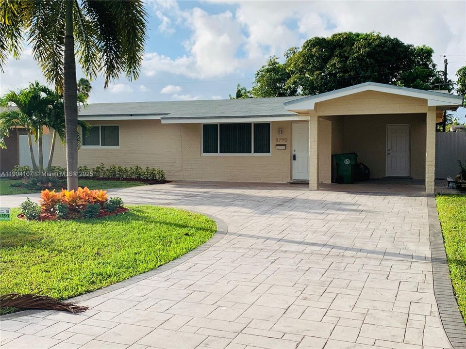 出租: $3,250 (3 贝兹, 2 浴室, 1425 平方英尺)