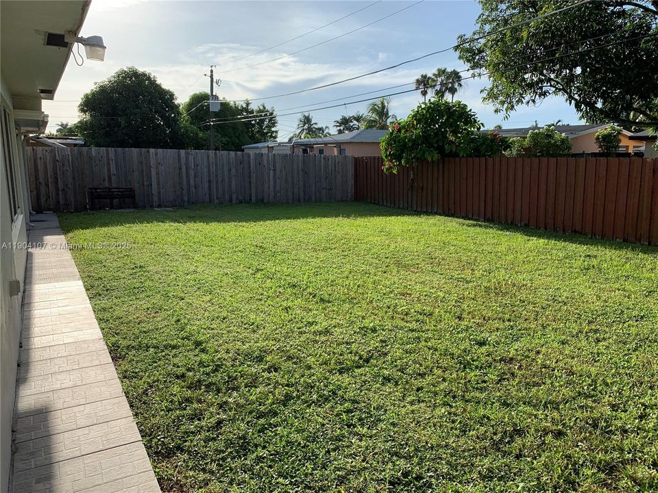 出租: $3,250 (3 贝兹, 2 浴室, 1425 平方英尺)