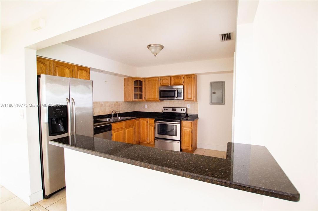 出租: $3,250 (3 贝兹, 2 浴室, 1425 平方英尺)