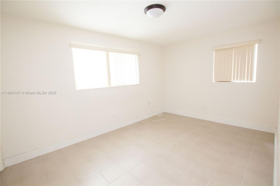 出租: $3,250 (3 贝兹, 2 浴室, 1425 平方英尺)