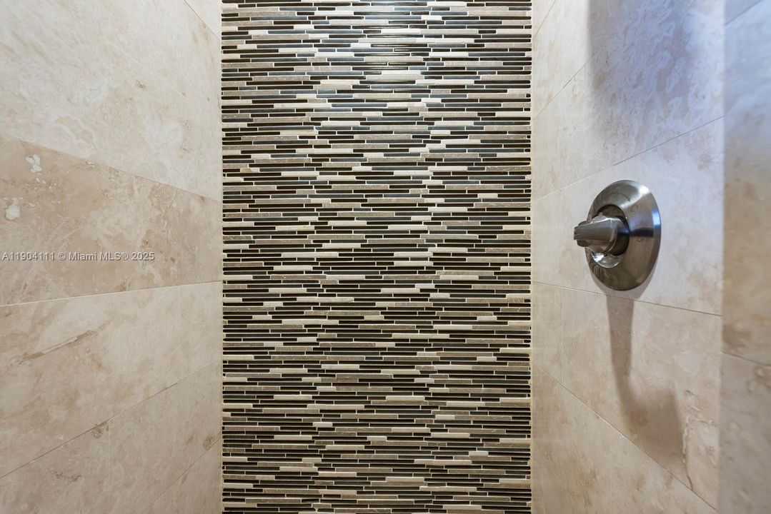 Activo con contrato: $6,950 (3 camas, 2 baños, 1860 Pies cuadrados)