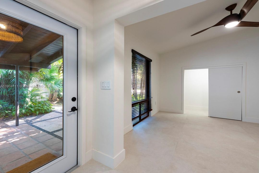 Activo con contrato: $6,950 (3 camas, 2 baños, 1860 Pies cuadrados)