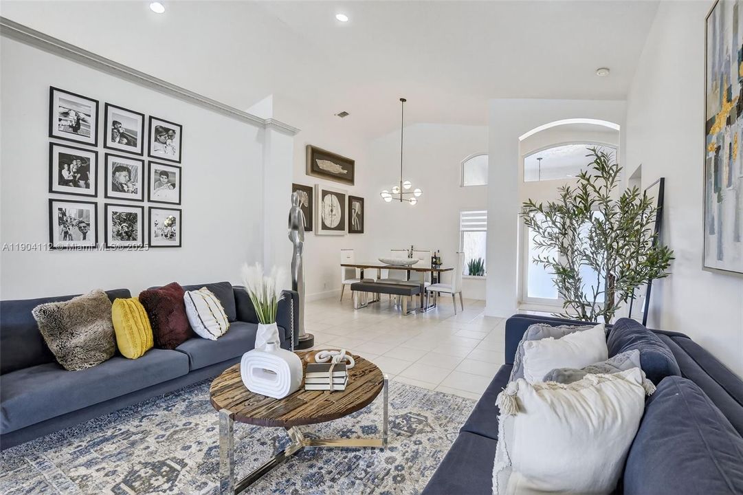 出租: $5,500 (4 贝兹, 2 浴室, 2291 平方英尺)