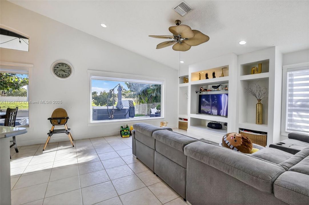 出租: $5,500 (4 贝兹, 2 浴室, 2291 平方英尺)