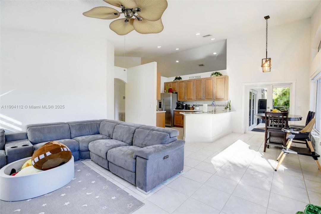 出租: $5,500 (4 贝兹, 2 浴室, 2291 平方英尺)