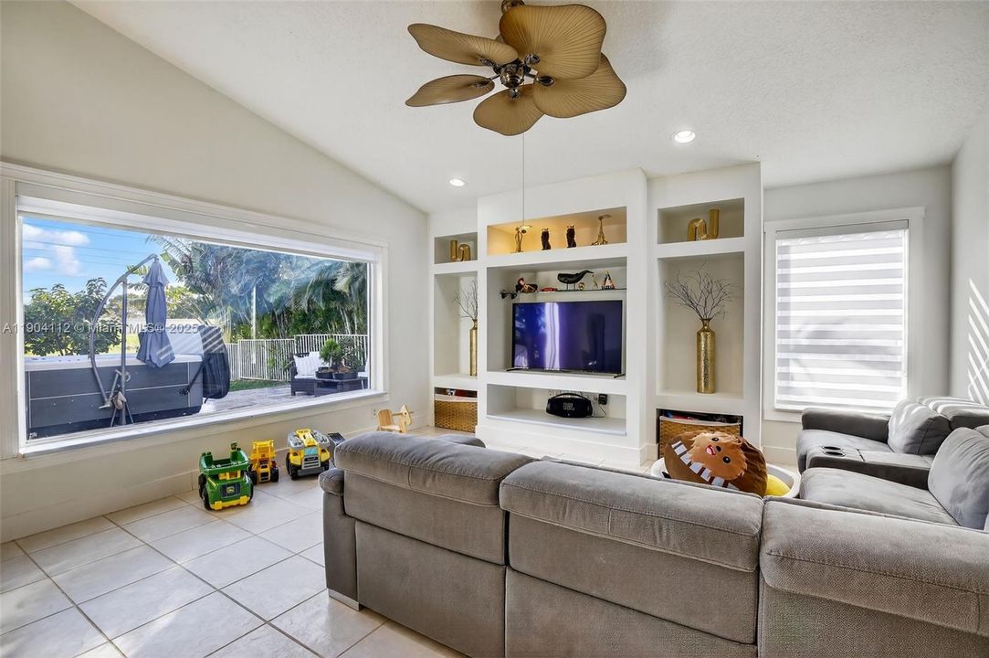 出租: $5,500 (4 贝兹, 2 浴室, 2291 平方英尺)