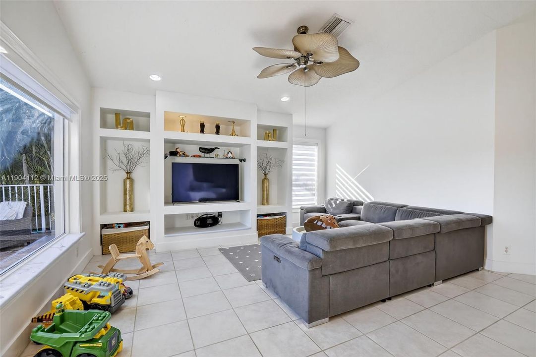 出租: $5,500 (4 贝兹, 2 浴室, 2291 平方英尺)