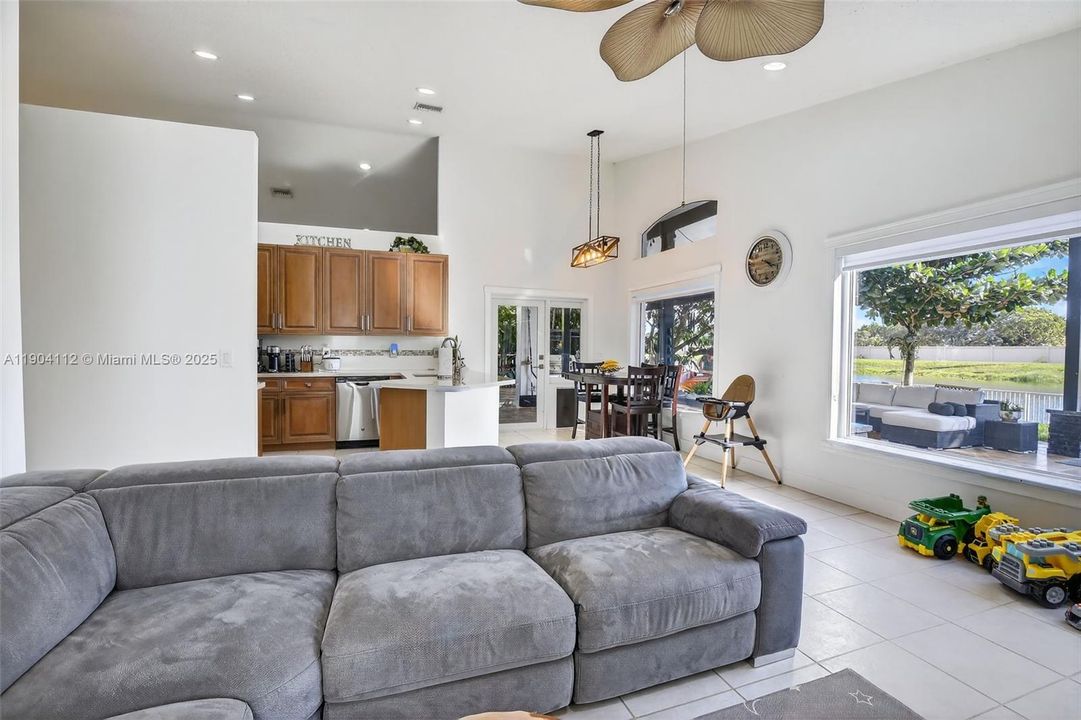 出租: $5,500 (4 贝兹, 2 浴室, 2291 平方英尺)