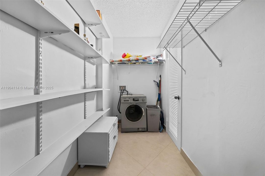 For Sale: $480,000 (1 beds, 1 baths, 1000 Square Feet)